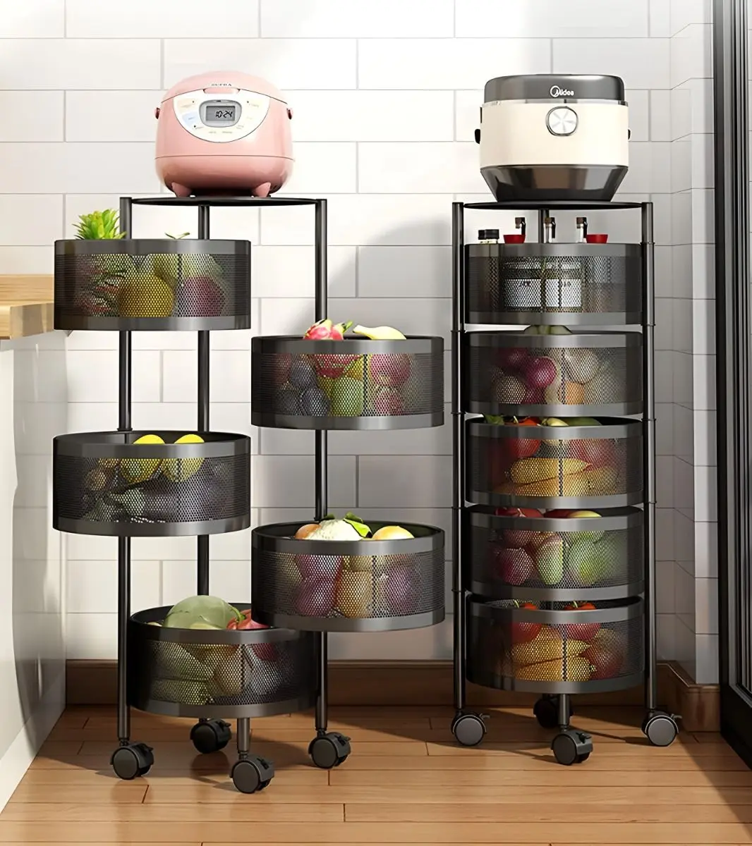 Carritos organizadores en cocina junto a electrodomésticos y despensa