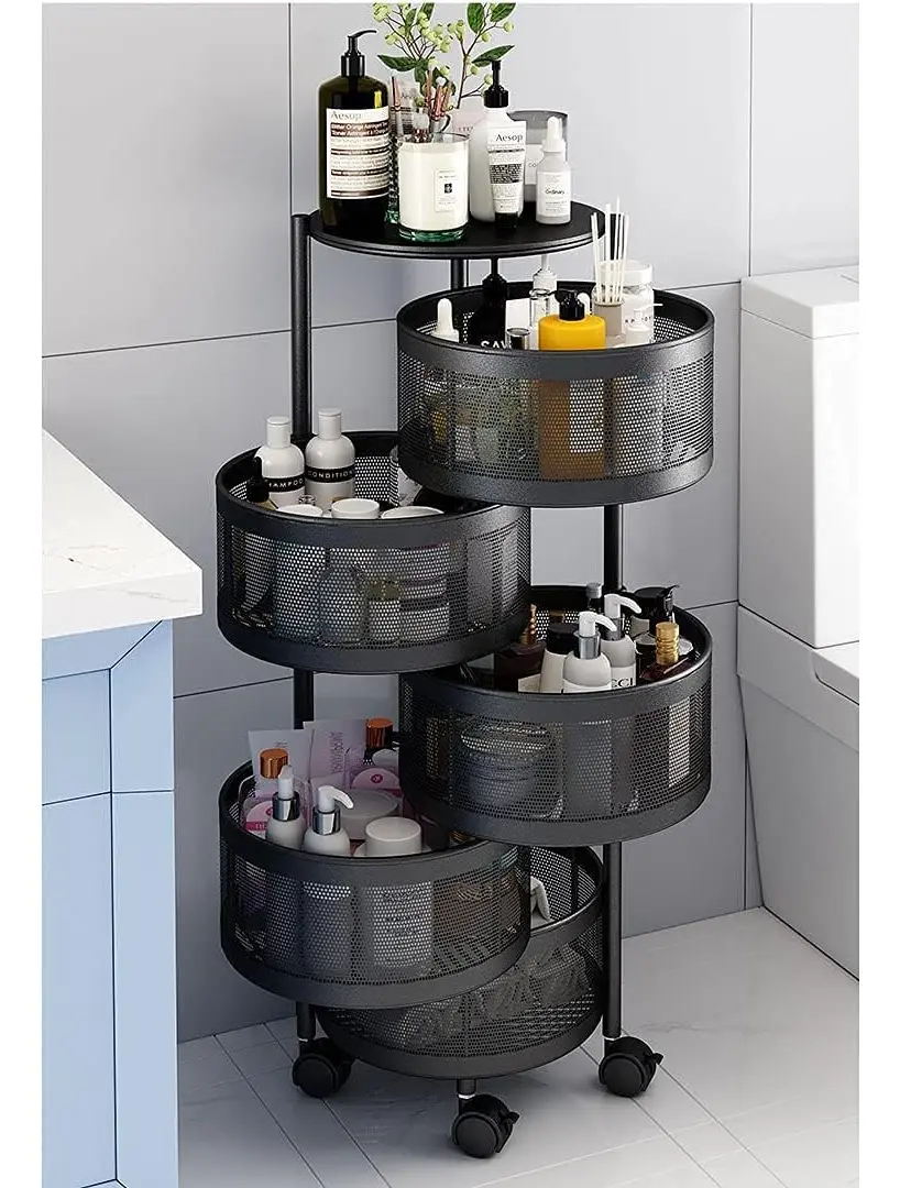 Carrito organizador en el baño con toallas, shampoo y productos de cuidado personal